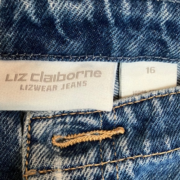 Liz Claiborne Denim - LizClaiborne Lizwear jeans, 16s. Straight leg with cuff slit. 5pocket. Mid rise.